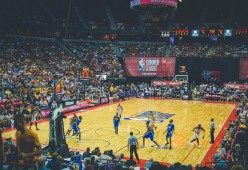 “马科斯·莫奇的战术领悟与防守技巧，为阿根廷美洲狮队铺平胜利之路”