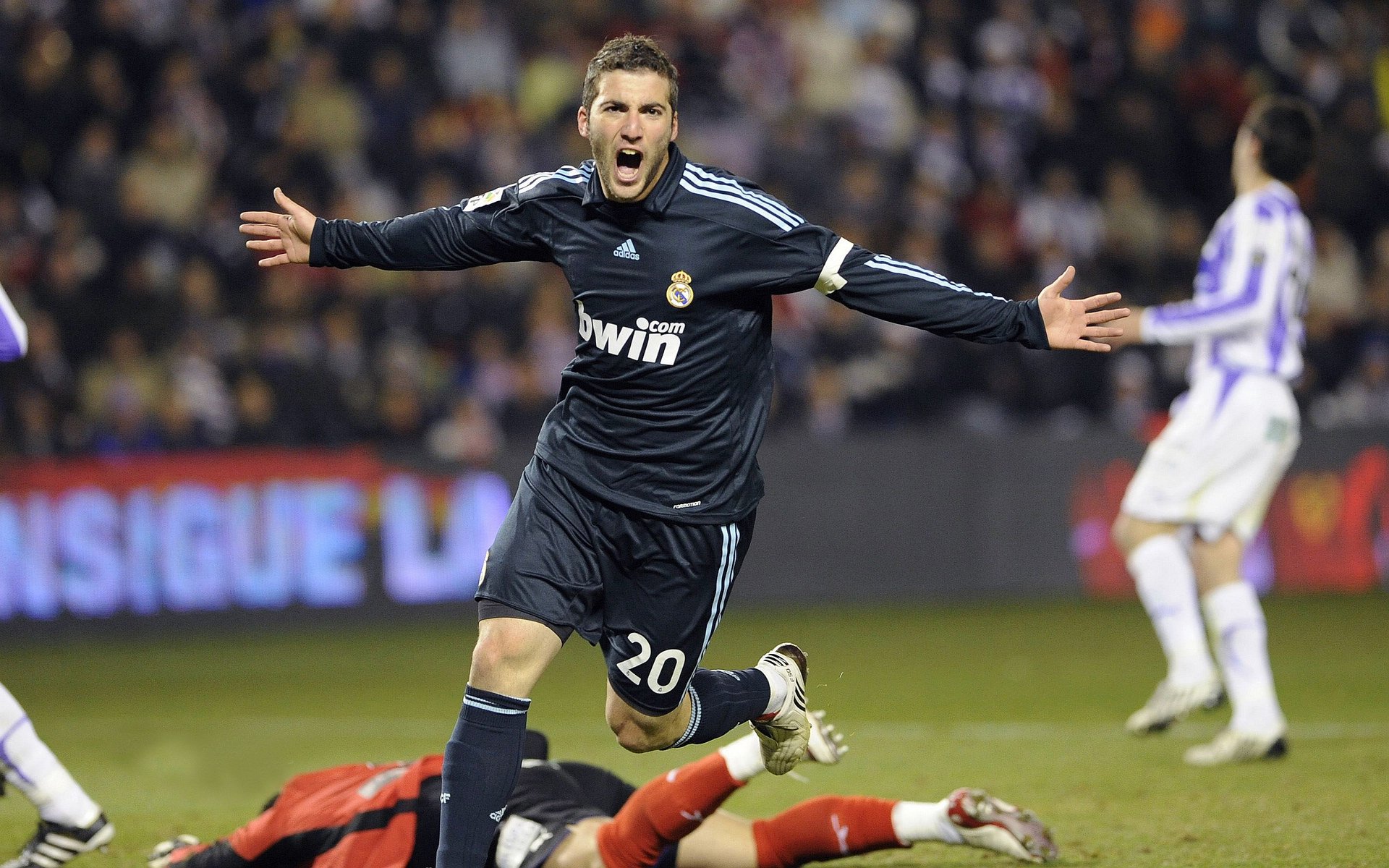 德甲节奏快如闪电：攻守瞬息万变！，德甲intro